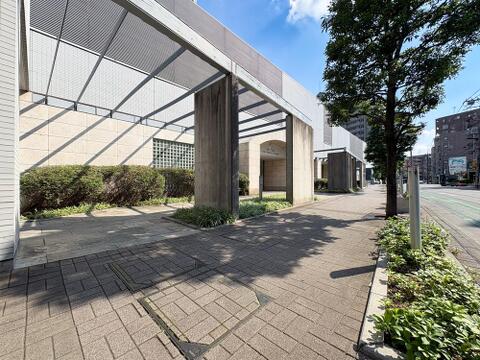 美しく整備された敷地内のゆとりある歩道。緑が心地よく、小さなお子様との歩行も安心・安全。