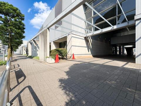 モダンな意匠が光るスタイリッシュな外構。駅チカでありながら、都会的な落ち着きを感じる空間。