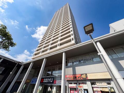 1階の西友やみずほ銀行ATMなど生活施設が直結。天候を気にせずスマートに暮らせる駅前タワー。