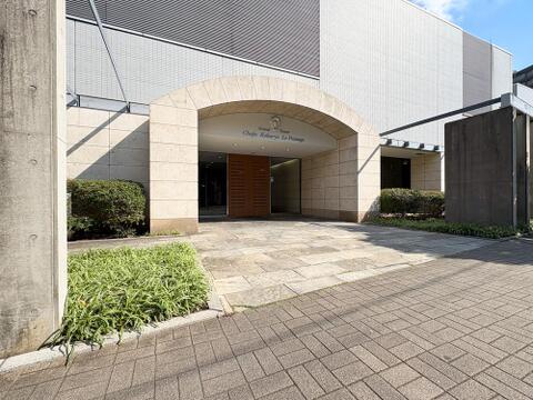 重厚感溢れるアーチが迎えるエントランス。住まう人のプライドを満たす洗練されたアプローチ。