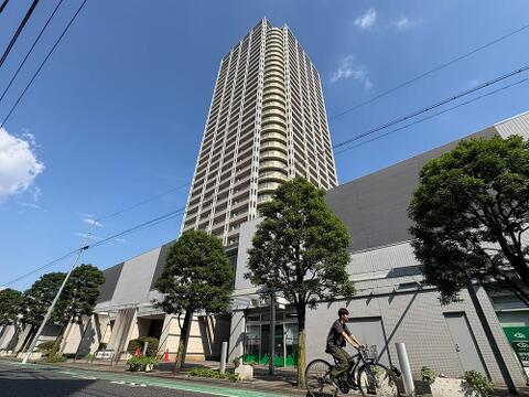 駅前にそびえるランドマークタワー。青空に映える美しい外観と、快適な周辺環境が暮らしを彩ります。