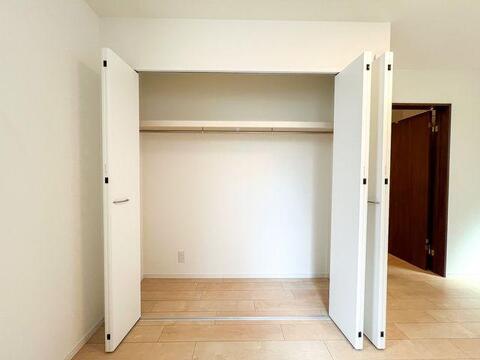 洋室にはハンガーパイプと枕棚付きの大型収納を完備。お洋服をまとめてスッキリ管理できます。