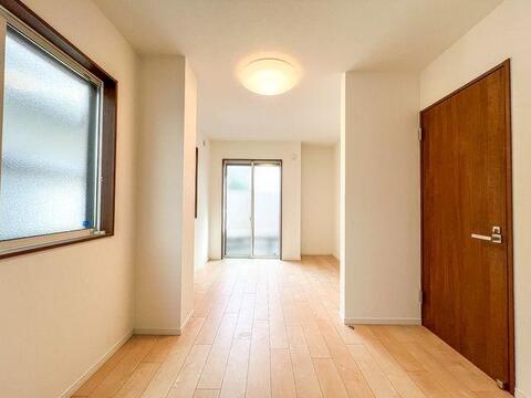 1階で最も広い約7.6帖の洋室は、ご夫婦の主寝室にぴったりです。南側のお庭に面した大きな掃き出し窓からは優しい光が差し込み、朝も気持ちよく目覚められます。