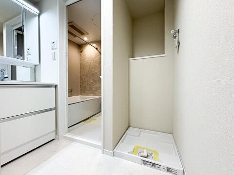 無駄をなくした、すっきりとした脱衣所。シンプルだからこそ、毎日の身支度がスムーズに。清潔感あふれる空間で、気持ちよく一日をスタートできます。