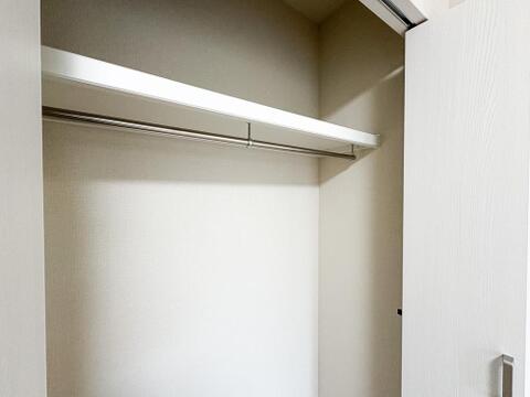 お洋服をシワなく掛けられるハンガーパイプ付きのクローゼット。上部には枕棚があり、カバンや帽子、季節外れの小物の収納にも便利です。お部屋をスッキリ保てます。