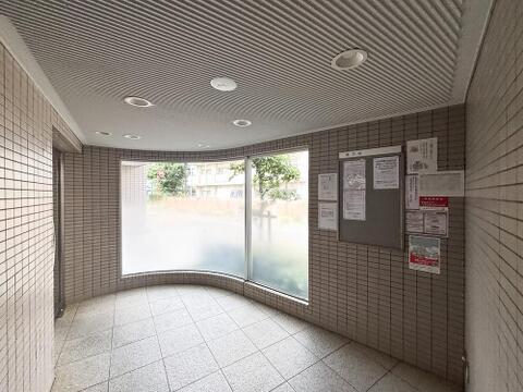 大きな窓から自然光が差し込む、明るく開放的なエントランス。掲示板周辺も綺麗に整頓されており、管理体制の良さが伺えます。毎日の行き帰りを心地よく迎えてくれる空間です。