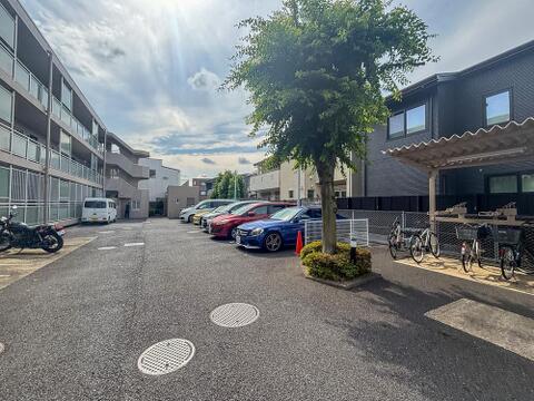 マンション敷地内にカースペースを完備。※最新の空き状況は、管理会社等にご確認させて頂きます。