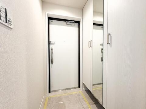 お出かけ前の身だしなみチェックに便利な、全身鏡付きのシューズボックスを採用。白を基調とした清潔感あふれる玄関です