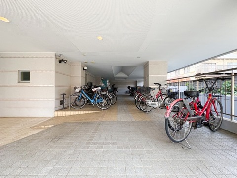 駐輪スペースを備えたマンション。日常の移動手段として自転車をいつでも活用しやすい便利な環境です。2台所有など駐輪に関するご要望があれば管理会社へ確認をさせていただきます。
