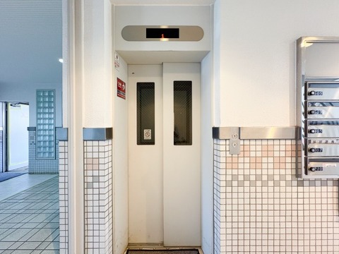 エレベーター完備のマンションで、上層階へのアクセスがスムーズです。荷物の多い日や買い物帰りも負担なく快適に移動でき、日常生活をしっかりサポートします。