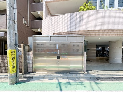 ゴミ置場が敷地内に設置され、住民が便利に利用できるよう配慮されています。管理が行き届いており、清潔に保たれているため、安心して快適に利用できる環境が整っています。