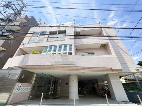 青空に映える優しいピンクベージュの外観が魅力的な物件です。明るい光が差し込むバルコニーや、大切な愛車を守る屋根付きの駐輪・駐車スペースも完備。快適で安心感のある丁寧な暮らしを叶えます。