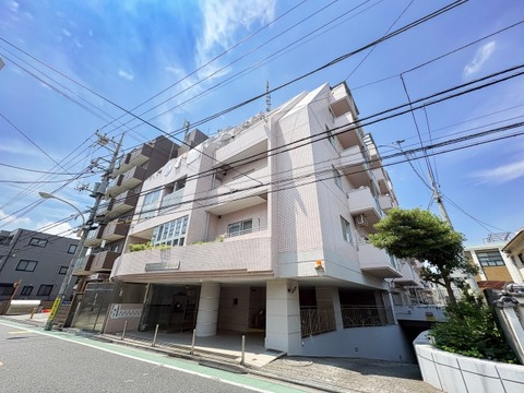 明るい外観が印象的な、安心感あふれるマンションです。ゆとりあるエントランスや、雨風をしのげる駐輪スペースなど、住まう人の利便性を追求した設計が魅力。細部まで丁寧な管理が行き届いた物件です。