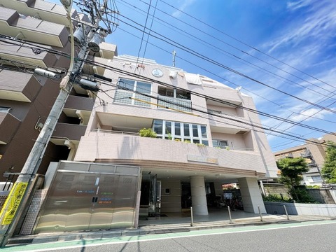 青空に美しく映える、全街区を見渡すような堂々たる佇まい。各階のバルコニーからは豊かな採光が期待でき、毎日の暮らしを明るく爽やかに彩ります。心地よい開放感に包まれた、丁寧な暮らしをここで。
