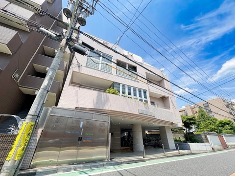 落ち着いた色調のタイル貼りが目を引く、存在感のある端正な外観。全住戸に心地よい光と風を届ける洗練された設計です。周辺の街並みにも調和する気品を備え、住まう誇りと安心感を丁寧に引き立てます。