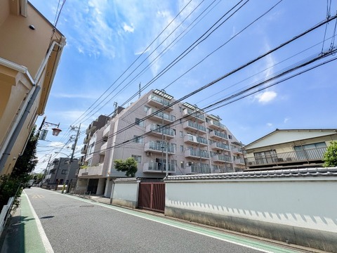 青空が広がる閑静な街並みに溶け込む、落ち着きあるレジデンスです。モダンな外観デザインと、どこかホッとする周辺環境が見事に調和。日当たりも良好で、穏やかで上質な日常を優しくサポートします。