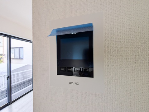 訪問者の姿を室内から確認できるTVモニター付きインターホン。一人の時も安心です。