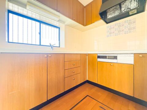 毎日のお料理をするにあたって、キッチンの機能性は重要事項。豊富な収納力を誇る収納を上下に完備した、使い勝手の良いキッチンです。床下収納を完備。現地2026/6/13撮影