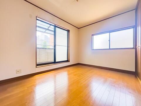 約6帖の日当たり良好な居室です。バルコニーに出ることができます。クローゼットを完備。現地2026/6/13撮影