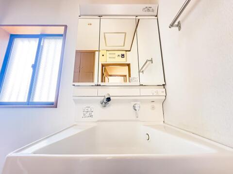 水回りは、シンプルイズベストと感じさせてくれる、ホワイトベースで清潔感のある洗面化粧台。大変綺麗にお使いです。現地2026/6/13撮影