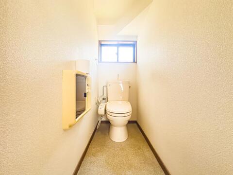 光を取り込む窓のある、温水洗浄便座完備のトイレスペース。ついつい考え事をしてしまうほど落ち着く空間です。お手洗いは1階と2階の両階にございます。現地2026/6/13撮影