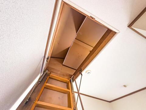 廊下スペースに屋根裏収納をご用意しております。諸々収納することが可能です。現地2026/6/13撮影