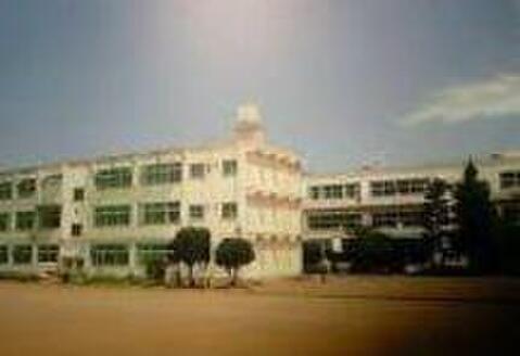 八王子市立第四中学校まで約588m