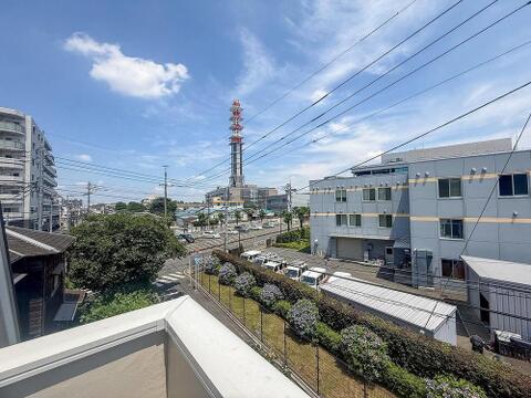 バルコニーから見渡す、開放感あふれる眺望。日々の暮らしに彩りを添える景色です。