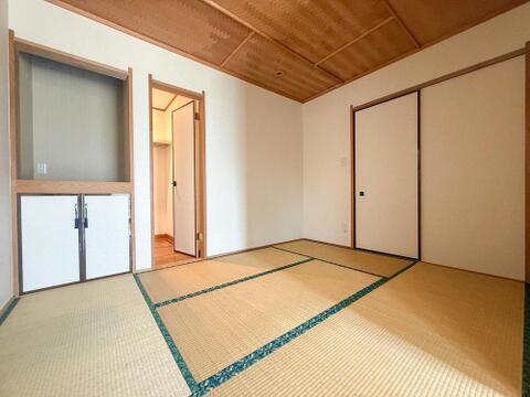 畳の香りが心地よい和室は、お子様の遊び場や家族のくつろぎの空間に最適です。豊富な収納も魅力で、多目的に活用できます。