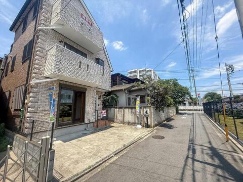 開放感あふれる外観です。閑静な住宅街に位置し、子育てファミリーにも安心の住環境。この場所で、新しい家族の物語を始めてみませんか。