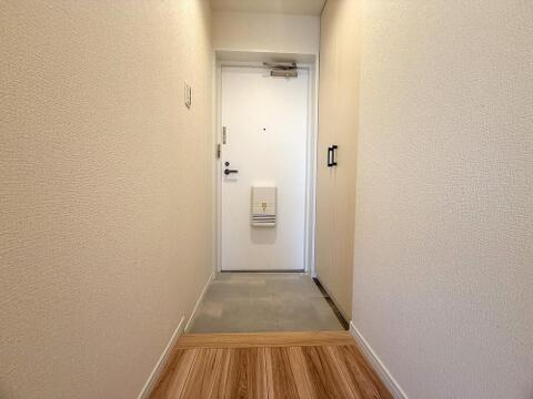 住まいの顔となる玄関は、清潔感あふれる空間。ご家族の毎日の「いってきます」「ただいま」を優しく見守ります。