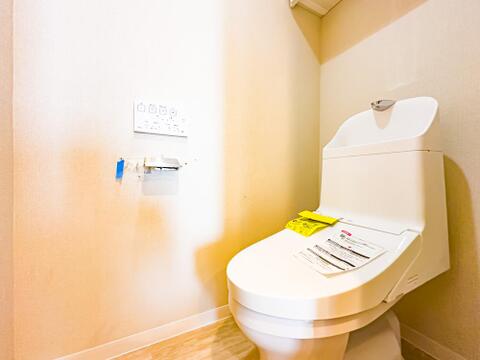 温水洗浄便座完備のトイレスペース。ついつい考え事をしてしまうほど落ち着く空間です。2026/9/5撮影
