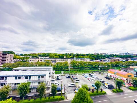前向きな気持ちで背中を押してくれるかのような美しい景色。最上階ならではの爽快な眺望が臨めます。2026/9/5撮影