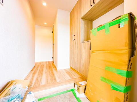 大きなシューズクローゼットを完備した、玄関スペース。玄関は1日の始まりと、締めくくりの大切な場所です。2026/9/5撮影