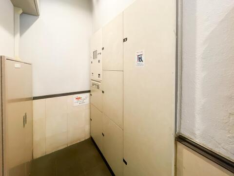 お仕事やお出かけによる不在時でも、24時間いつでもスムーズに荷物を受け取れる便利な宅配ボックスを完備。再配達の手間を省くことができ、インターネットショッピングを頻繁に利用する方にも大変心強い設備です。