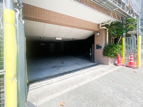 前面道路からフラットかつスムーズにアプローチできる、屋根付きの敷地内駐車場。出入口付近にはグリーンの植栽も美しく整えられており、安全な見通しが確保されているため、毎日の運転も安心して行えます。