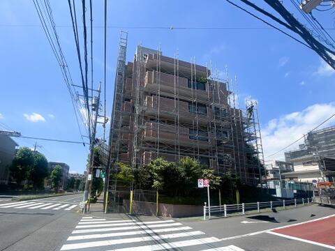 視認性が高く、開放感に恵まれた角地に堂々と佇むマンション。現在は大規模修繕(足場設置)工事期間中となっており、定期的なメンテナンスが実施されているため、資産価値の維持や将来の安心感にも繋がります。