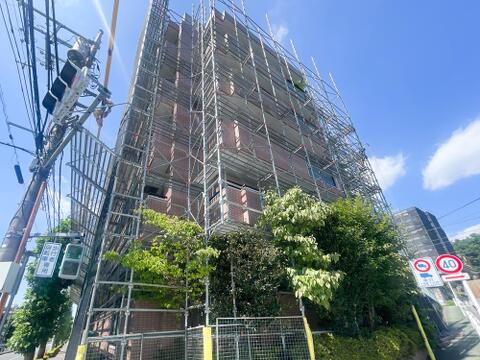 青空に映えるスタイリッシュなタイル貼りの外観デザイン。現在は大規模修繕(足場設置)工事期間中となっており、適切なメンテナンスが施されているため、お引越し後も長く安心・快適にお住まいいただけます。