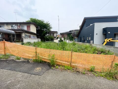 現在はオレンジの安全ネットに囲まれた、着工を控えるのびやかな平坦地。ここから最新のZEH水準をクリアしたモダンな邸宅への建築が始まります。周囲に高い建物がなく、青空を広く感じられる開放的な分譲地です。