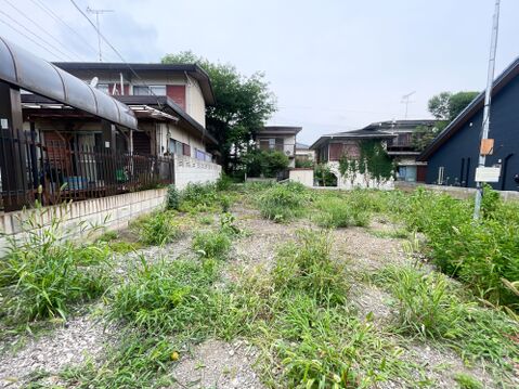 現在は着工前ののびやかな敷地。ここから省エネ設備や太陽光パネルを纏った、スタイリッシュな邸宅への物語が始まります。周囲に高い建物がなく、青空と心地よい光をたっぷり採り込める開放的なロケーションです。
