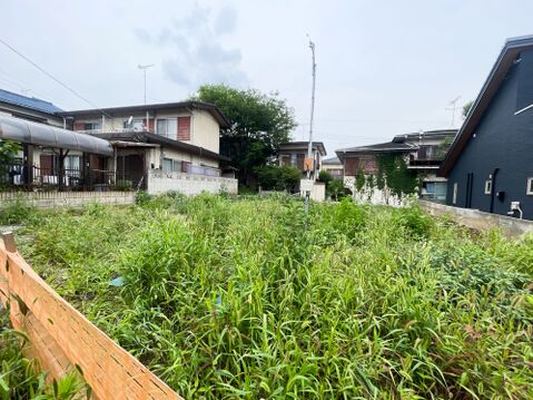 のんびりとした空気感が心地よい、平坦地。大きな公園や保育園が身近に揃い、のびのびとした子育てが叶う人気のエリアです。静けさとちょうどいい利便性が、家族の毎日を優しく包み込みます。