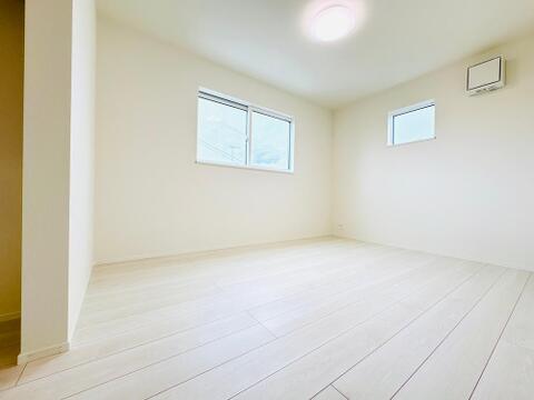 WICへと続く間取りで居住空間を広々と使える洋室。家具の配置がしやすく、理想の寝室が叶います。