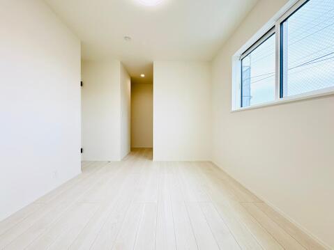 2面採光で風通しの良い洋室(7.5帖)。主寝室として大きなベッドを置いてもゆったりとくつろげます。