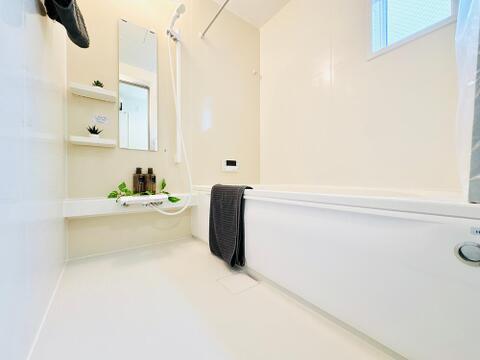 小物を置ける便利な棚付きのバスルーム。ゆったり足を伸ばせる浴槽で、一日の疲れをしっかり癒やせます。