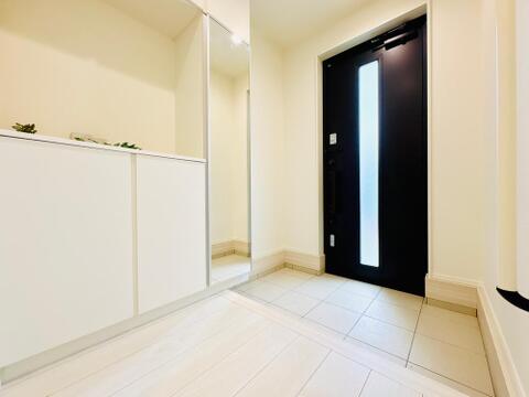 姿見付きの大型シューズボックスを備えた玄関。お出かけ前の身だしなみチェックができ、靴もスッキリ!