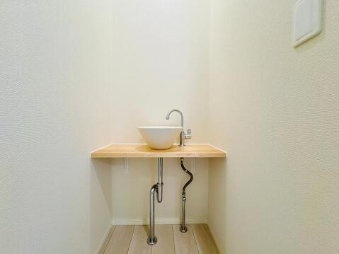 2階廊下にあるお洒落な造作手洗いカウンター。帰宅後すぐに手洗いができ、感染症対策としても安心です!