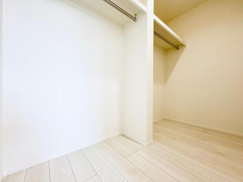 ご夫婦の衣類を分けて収納できる大容量のWIC!大きな旅行用トランクも余裕で置ける頼もしい収納力。