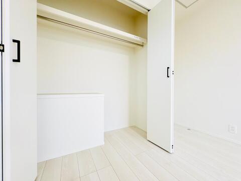 上部の棚とハンガーパイプを備えたクローゼット。普段使いの衣類から季節外のアイテムまでスッキリ収納!