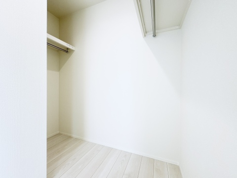 衣類をひとまとめにできるWIC。衣替えの手間が省け、忙しい毎日の家事ラクに大きく貢献します!