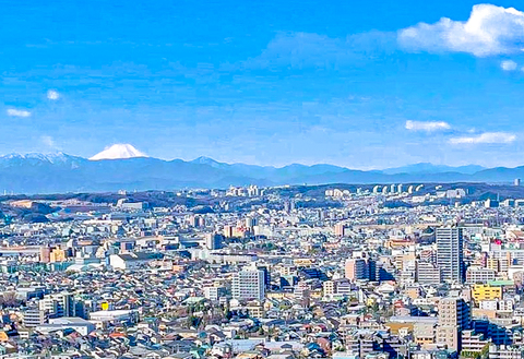 天気の良い日には富士山方面の景色を楽しめる眺望が魅力の住まいです。季節によって異なる景色が日常に彩りと安らぎをもたらします。